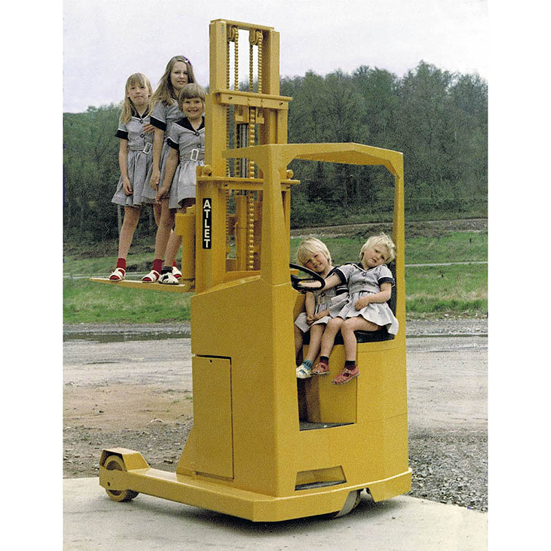 Barn på gul truck av märket Atlet