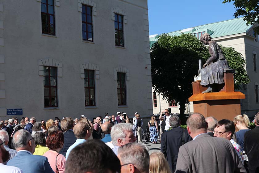 Invigning staty Vera Sandberg av konstnärenJan Cardell