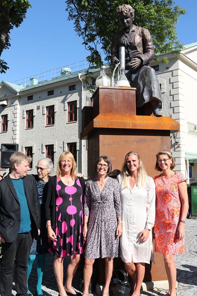 Stiftarna och styrelsen tillsammans med konstnären Jan Cardell