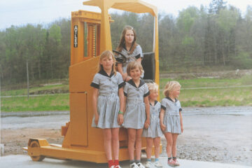 Alla döttrarna framför Atlets truck